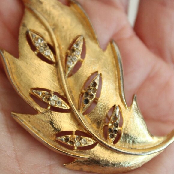 Vintage 1950s 1960s Brooch, Gold Tone Leaf with Rhinestone Clusters Cocktail Pin - Picture 3 of 10